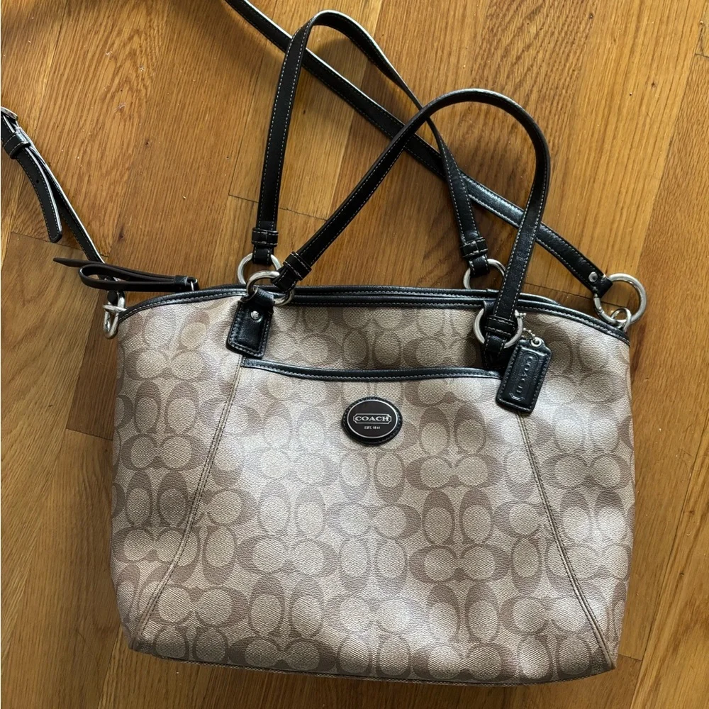 Coach Signature Tote in Khaki & Black